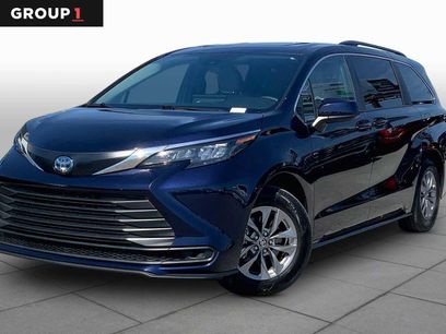 Used 2025 Toyota Sienna LE w/ LE Plus Package
