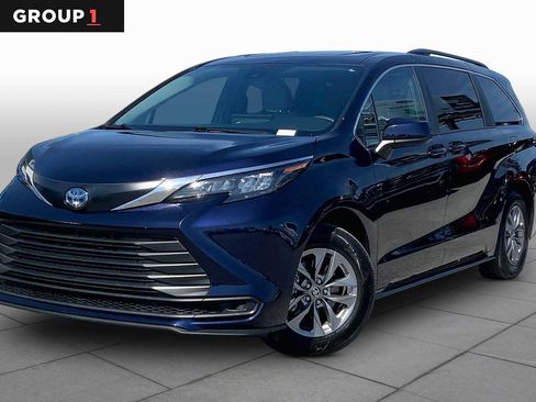 Used 2025 Toyota Sienna LE w/ LE Plus Package AWD/4WD image 1