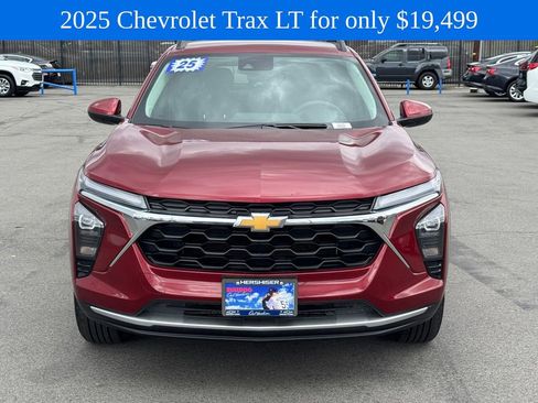 Used 2025 Chevrolet Trax LT FWD image 3