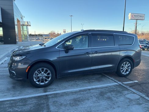 Used 2022 Chrysler Pacifica Touring-L w/ Uconnect Theater Family Group image 2
