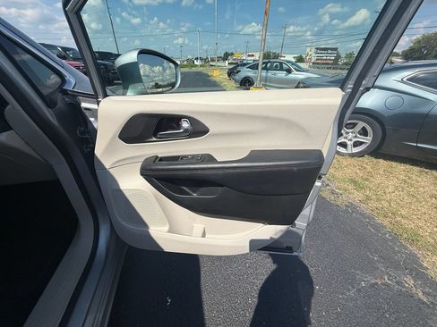 Used 2020 Chrysler Pacifica Touring-L Plus FWD image 21