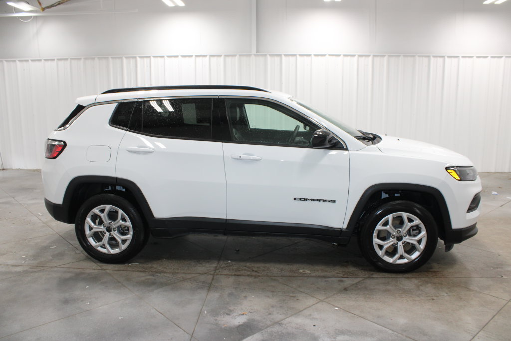 Used 2025 Jeep Compass Latitude AWD/4WD image 11