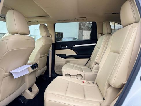 Used 2017 Toyota Highlander XLE image 19