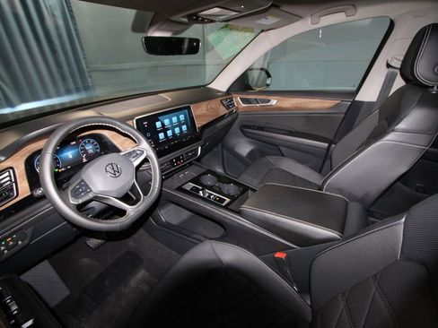 Used 2024 Volkswagen Atlas SE image 2
