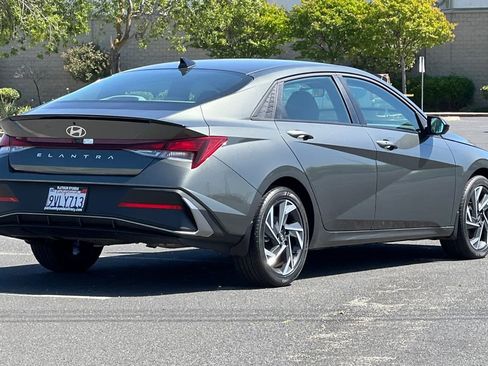 Used 2025 Hyundai Elantra Sport FWD image 4
