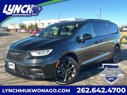 Used 2024 Chrysler Pacifica Limited w/ Uconnect Theater Family Group