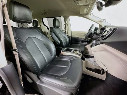 Used 2024 Chrysler Pacifica Touring-L FWD image 28