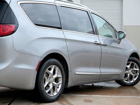 Used 2018 Chrysler Pacifica Limited FWD image 35