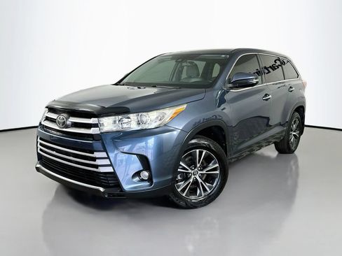 Used 2017 Toyota Highlander Plus FWD image 3