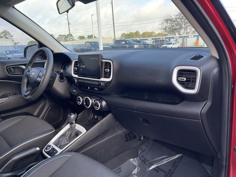 Used 2024 Hyundai Venue Limited image 14