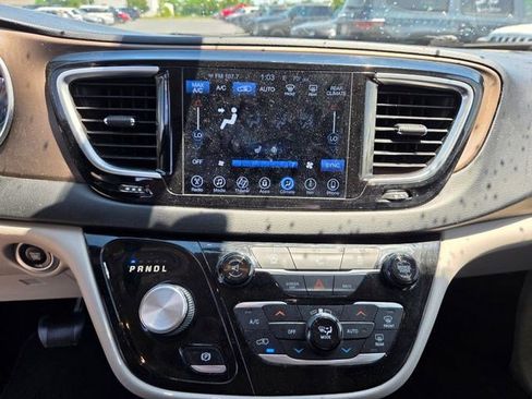Used 2017 Chrysler Pacifica Touring-L Plus FWD image 6