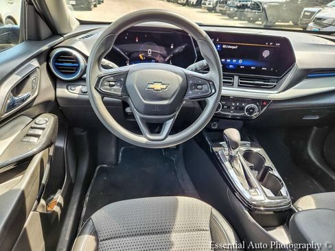Used 2025 Chevrolet Trax LT FWD image 12