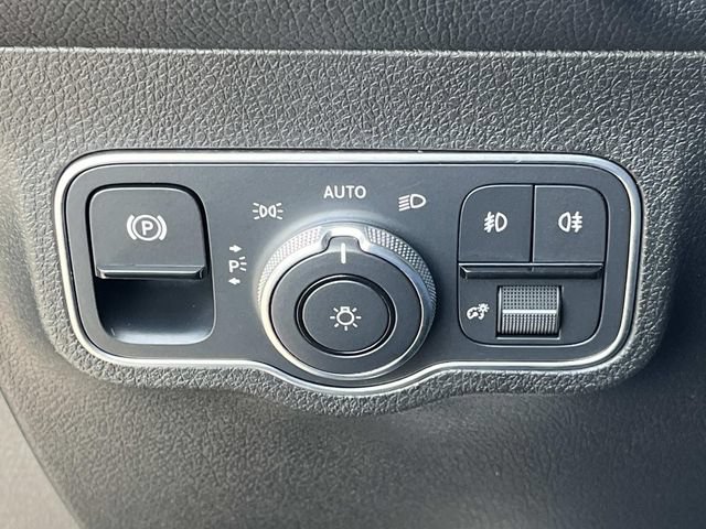 Used 2023 Mercedes-Benz GLB 250 4MATIC image 35