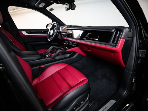 Certified 2026 Porsche Cayenne AWD/4WD image 28