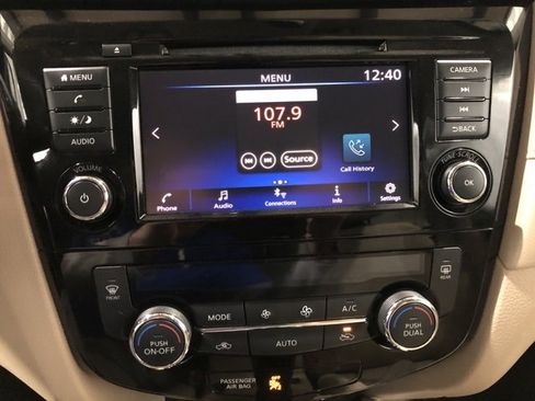 Used 2018 Nissan Rogue SV image 15