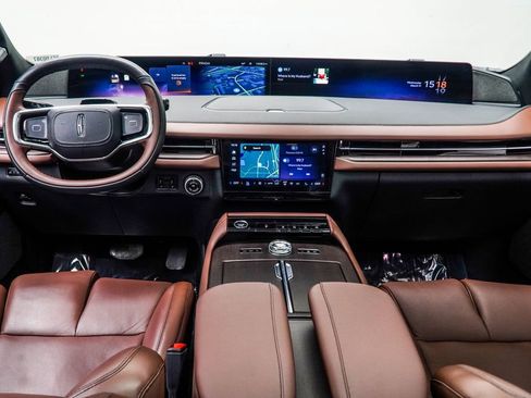 Used 2025 Lincoln Navigator Reserve image 5