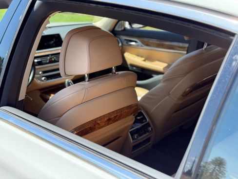 Used 2018 BMW 750i RWD image 26