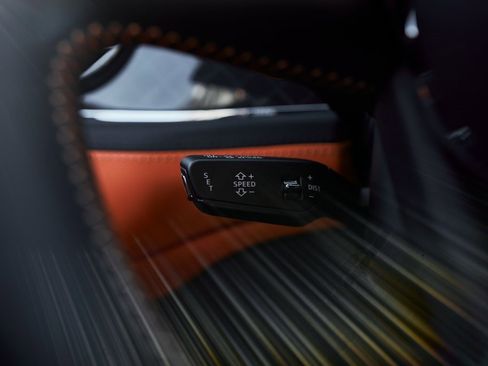 Used 2025 Bentley Bentayga image 60