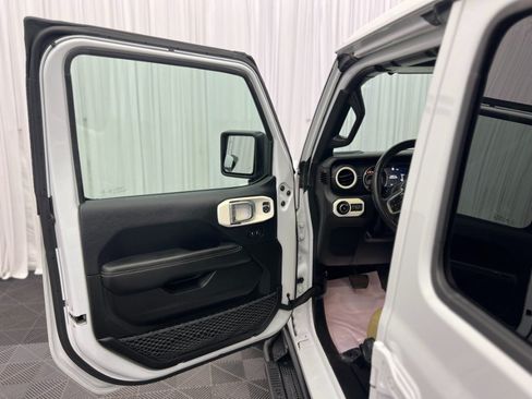 Used 2019 Jeep Wrangler Unlimited Sahara w/ Safety Group AWD/4WD image 24