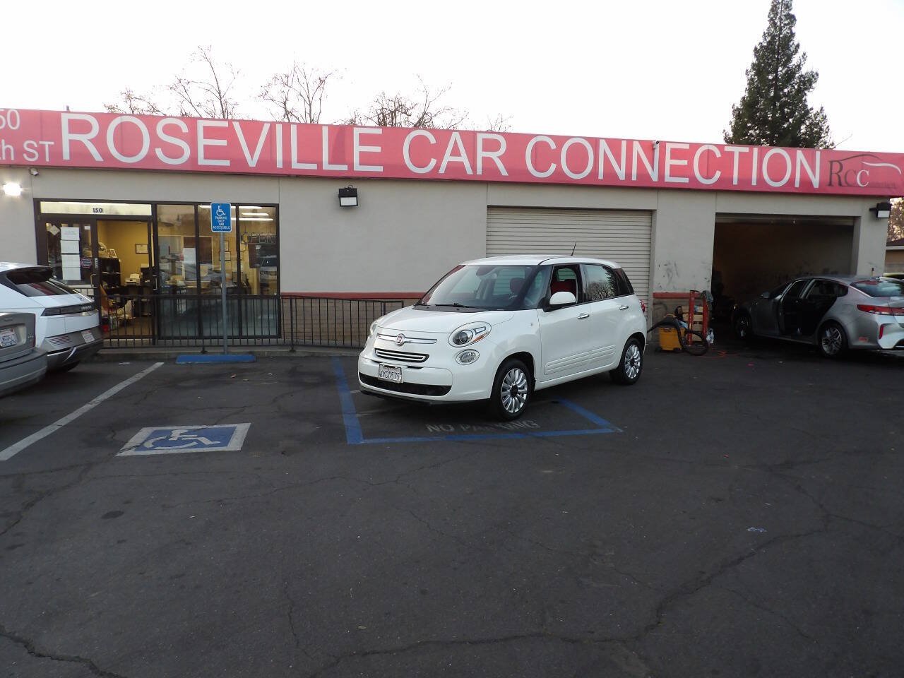Used 2014 FIAT 500L Easy w/ Popular Equipment Group FWD image 1