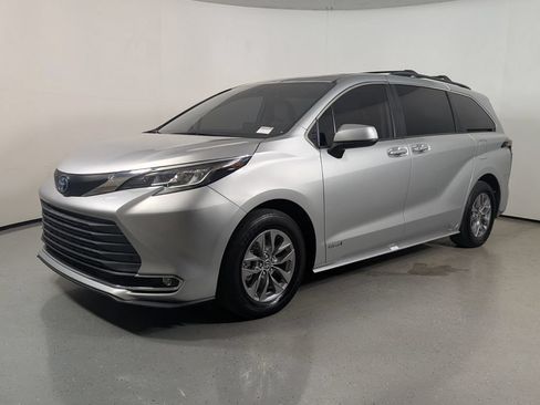 Used 2021 Toyota Sienna XLE FWD image 3