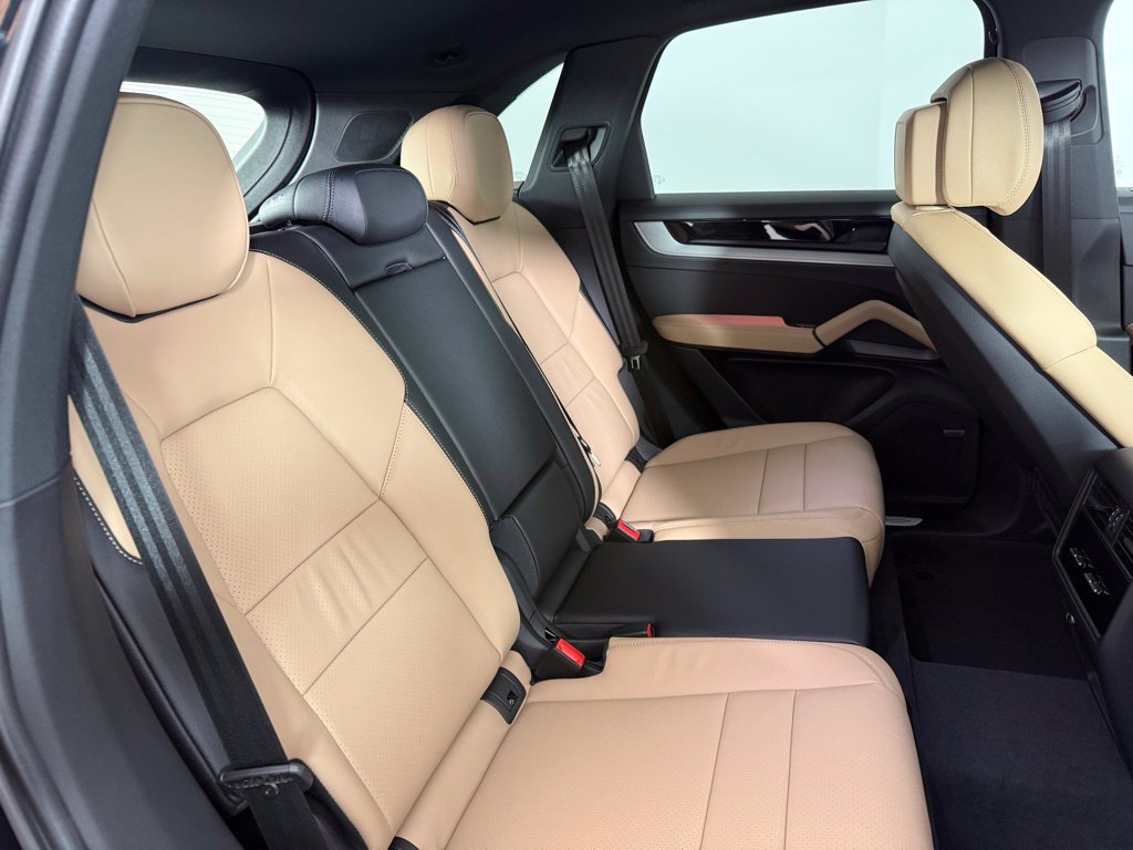 Certified 2026 Porsche Cayenne AWD/4WD image 18