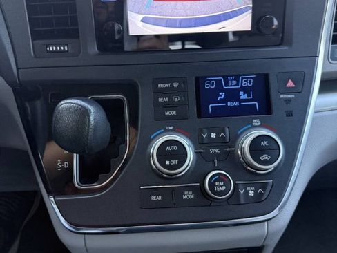 Used 2017 Toyota Sienna LE FWD image 18