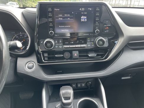 Used 2021 Toyota Highlander XLE AWD/4WD image 19