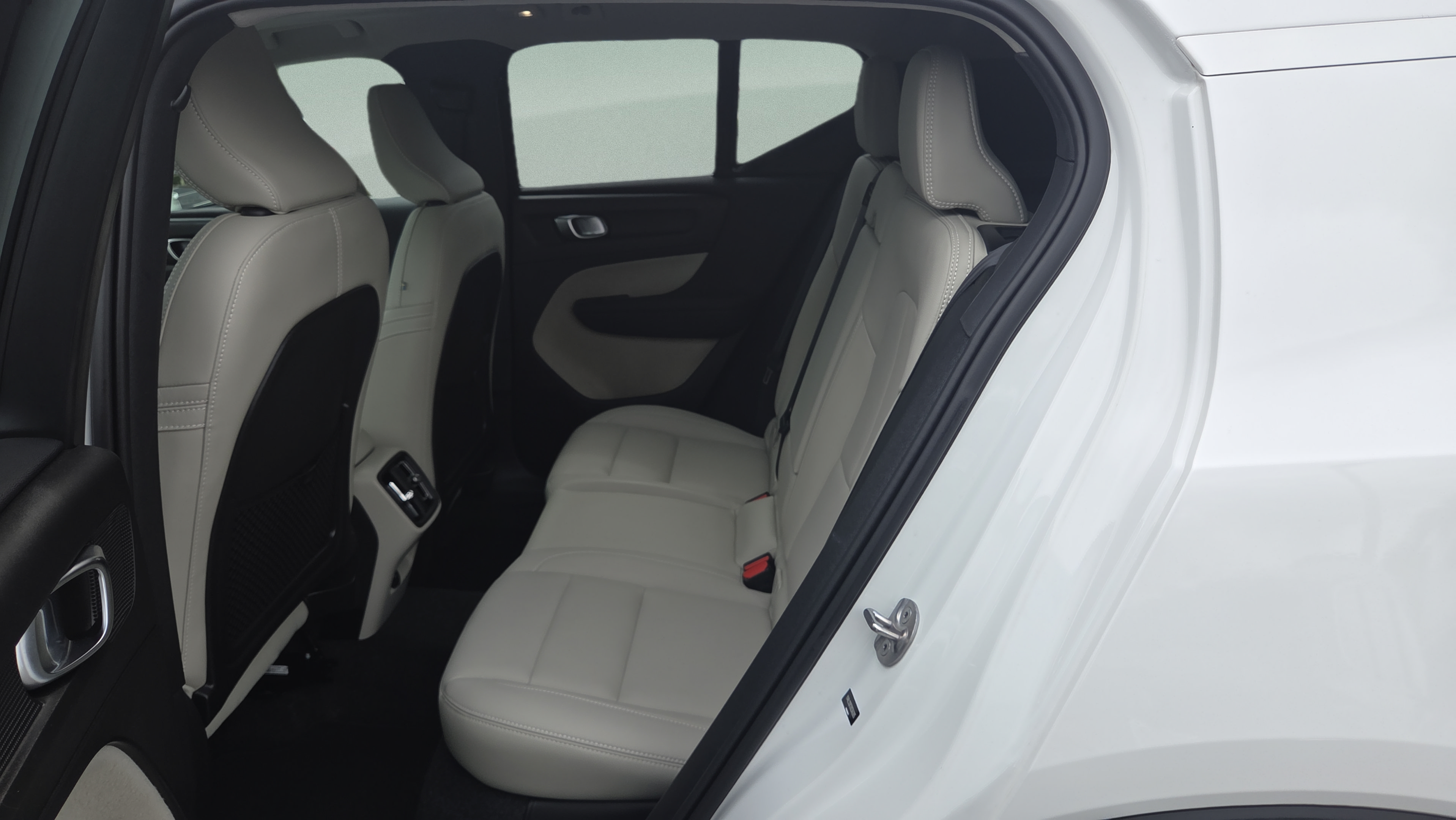 Used 2024 Volvo XC40 B5 Ultimate AWD/4WD image 11