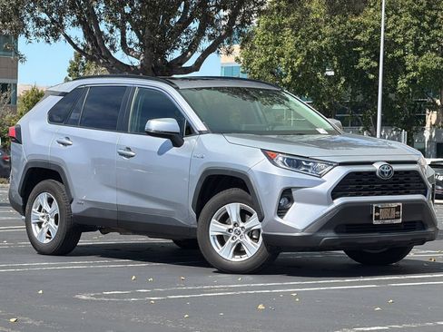 Used 2020 Toyota RAV4 XLE w/ Convenience Package AWD/4WD image 2