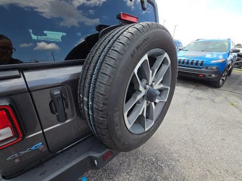 Used 2024 Jeep Wrangler Unlimited w/ Convenience Group AWD/4WD image 32