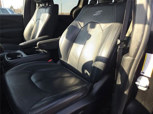 Certified 2021 Chrysler Pacifica Touring-L w/ Uconnect Theater Family Group image 31