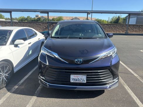 Certified 2023 Toyota Sienna XLE FWD image 3