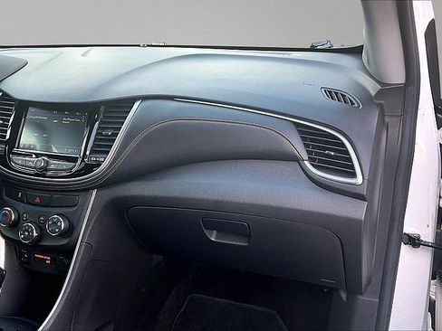 Used 2022 Chevrolet Trax LT w/ LT Convenience Package image 17