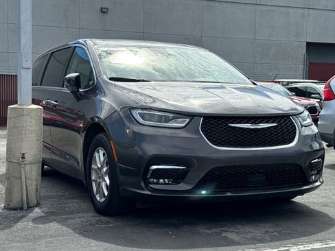 Used 2023 Chrysler Pacifica Touring-L FWD image 2