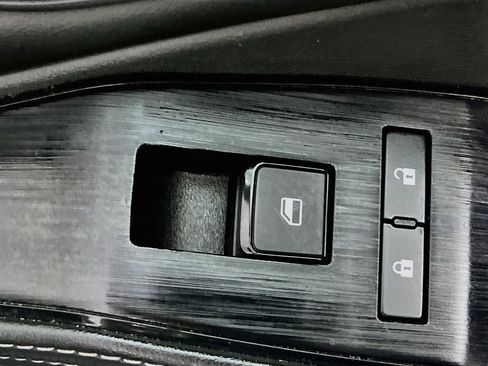 Used 2025 Nissan Rogue SV FWD image 31