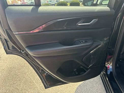 Used 2023 Jeep Grand Cherokee Laredo AWD/4WD image 14