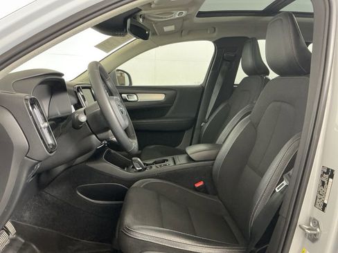 Used 2020 Volvo XC40 T4 Momentum image 22
