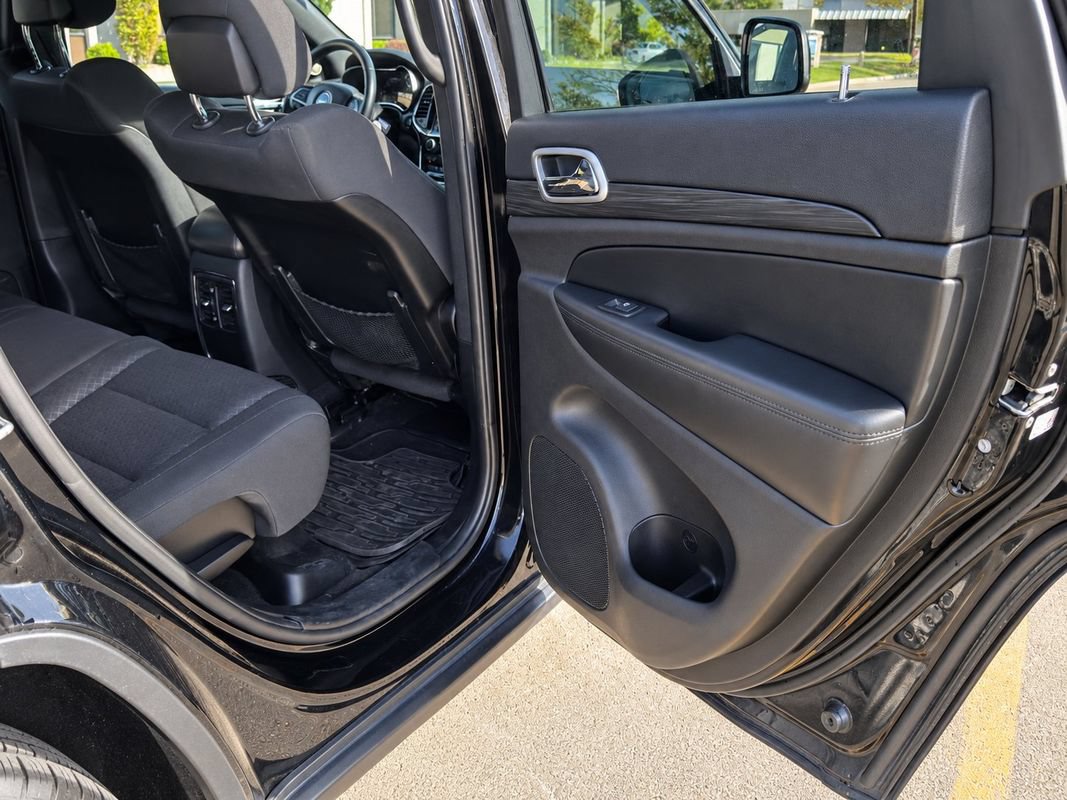 Used 2019 Jeep Grand Cherokee Laredo w/ 18" Wheel & 8.4" Radio Group AWD/4WD image 18