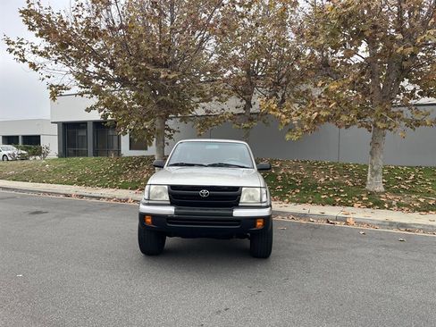 Used 2000 Toyota Tacoma PreRunner image 3