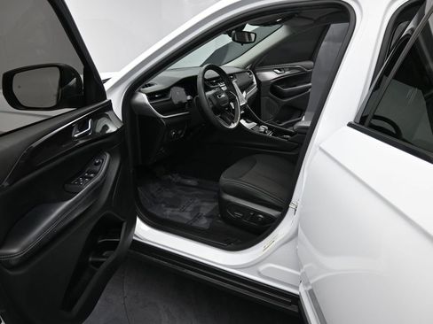 Used 2023 Jeep Grand Cherokee L Laredo image 16