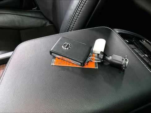 Certified 2023 Volvo XC60 B5 Ultimate w/ Climate Package image 12