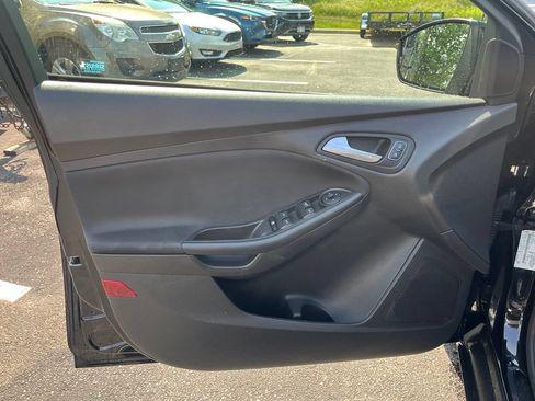 Used 2017 Ford Focus SE FWD image 9