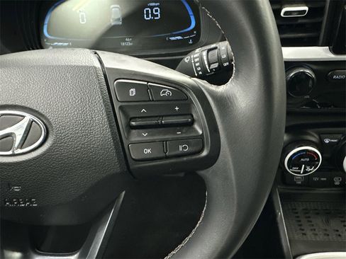 Used 2025 Hyundai Venue Limited image 25