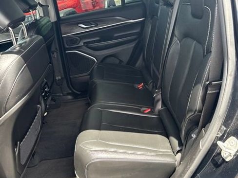 Used 2024 Jeep Grand Cherokee Limited AWD/4WD image 11