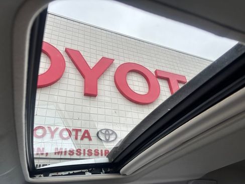 Used 2014 Toyota RAV4 Limited w/ Technology Package image 12