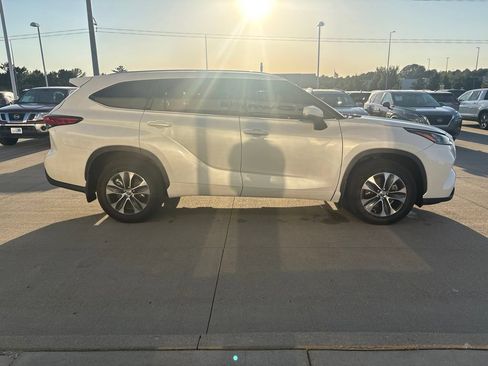 Used 2020 Toyota Highlander XLE AWD/4WD image 4