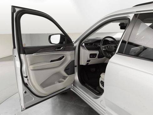 Used 2022 Jeep Grand Cherokee L Overland w/ Advanced Protech Group III image 11