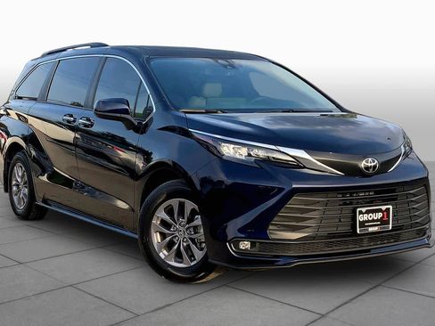 Used 2026 Toyota Sienna XLE FWD image 3