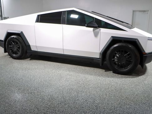 Used 2024 Tesla Cybertruck AWD Crew Cab image 6